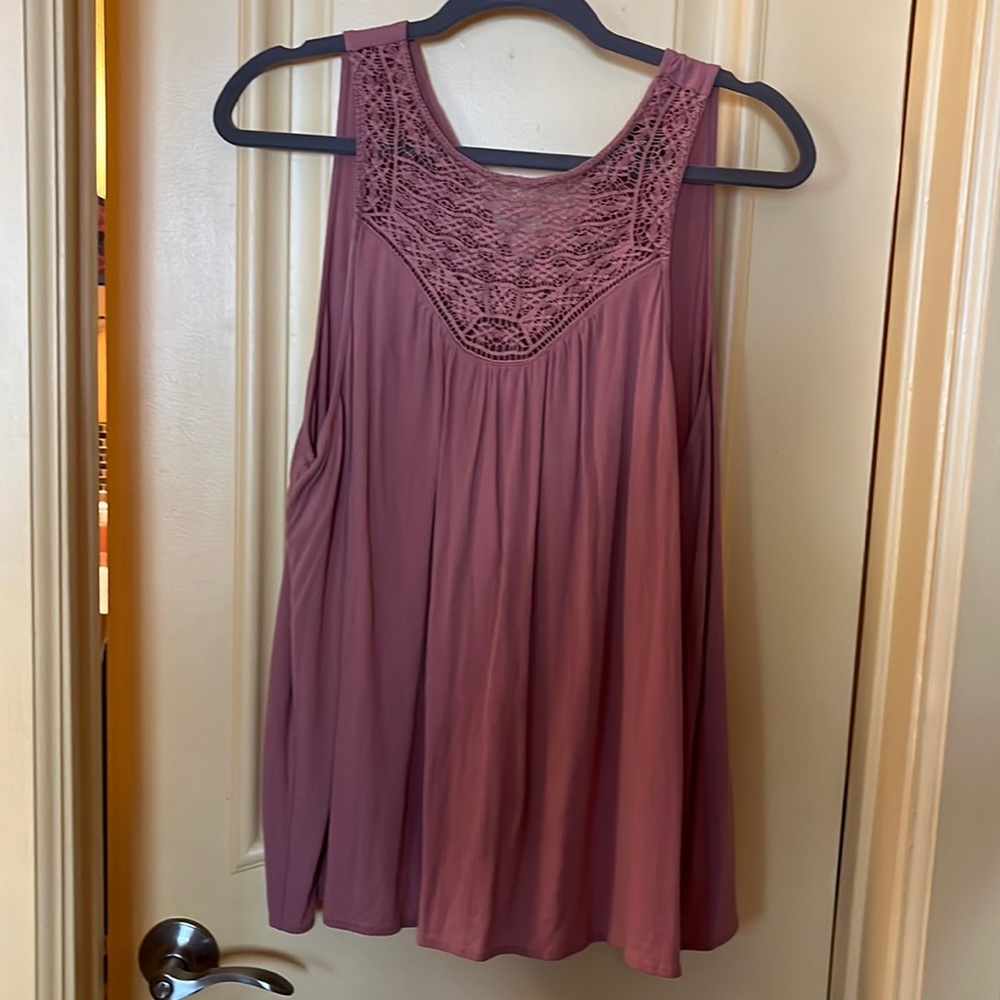 Sleeveless top mauve w lace detail